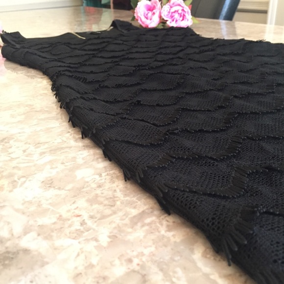 Stunning scalloped lace guess dress - Picture 3 of 8